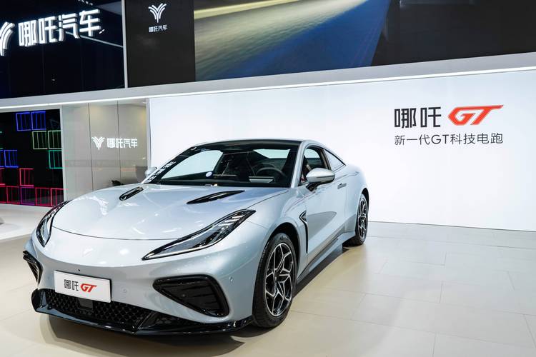 重庆47哪吒汽车在智能汽车领域的表现，领途汽车在新能源汽车市场中的影响力